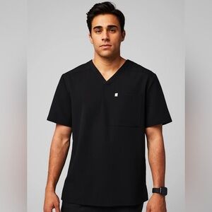 Meet the modern classic. This tuckable V-neck has a clean, elevatedScrub Tops XL